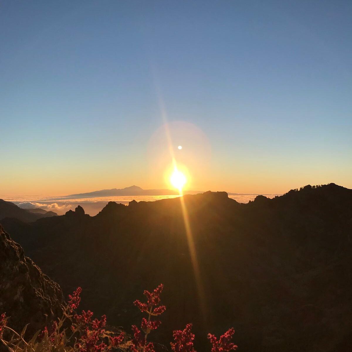 Paysage: méditation au coucher de soleil sur les montagnes
La randonnée : méditation du corps et de l'esprit